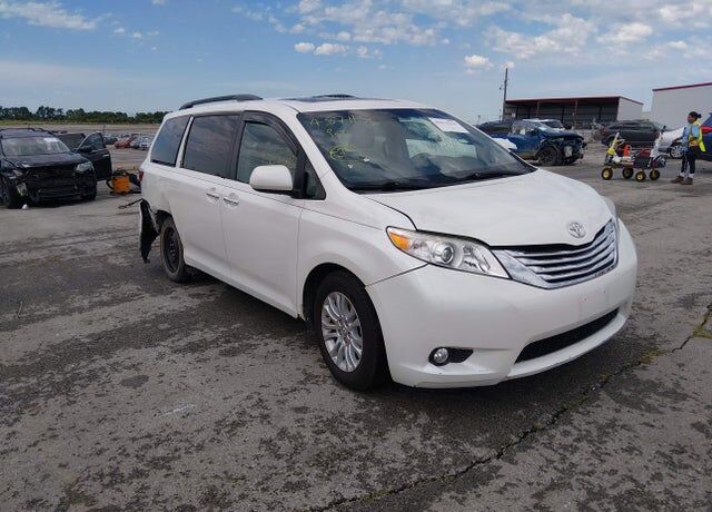 2017 TOYOTA Sienna