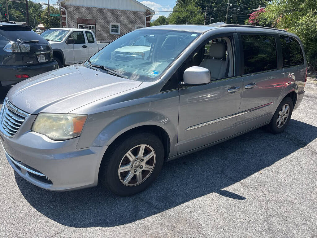 2013 CHRYSLER Town and Country