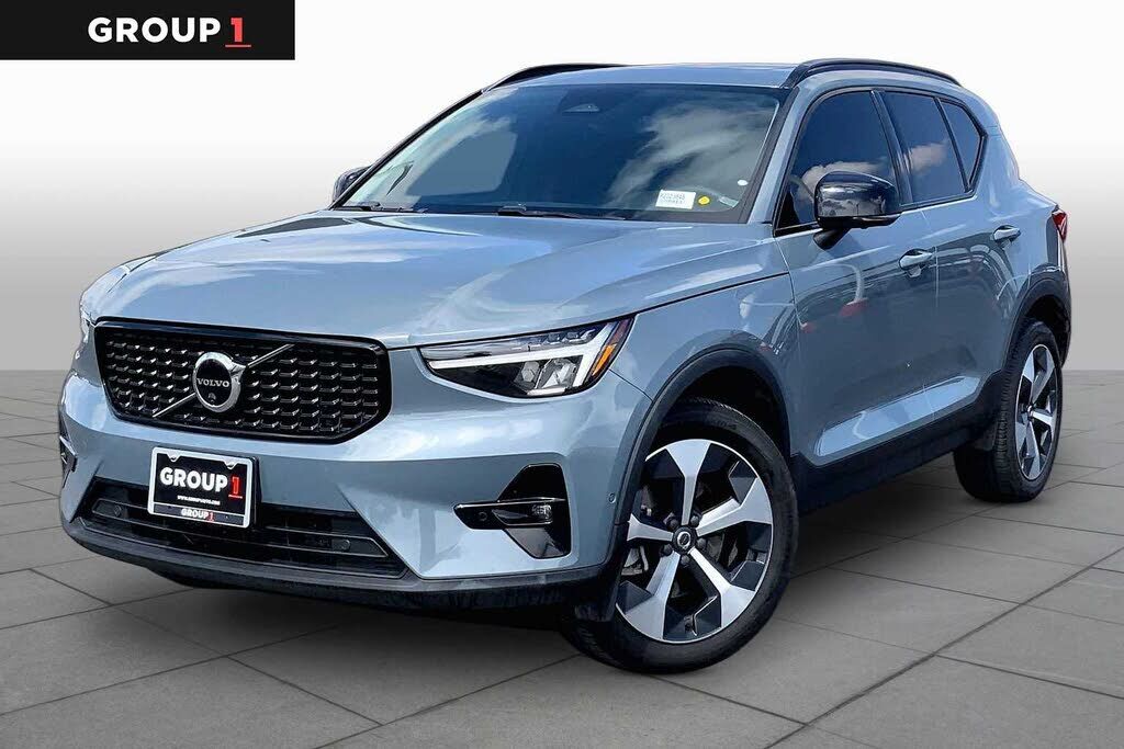 2023 VOLVO XC40