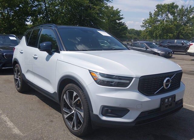 2021 VOLVO XC40