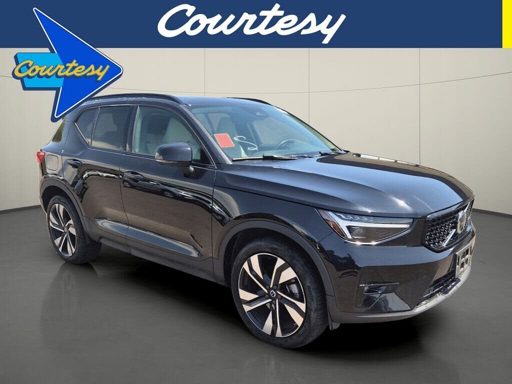 2024 VOLVO XC40