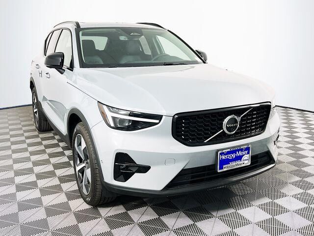 2026 VOLVO XC40