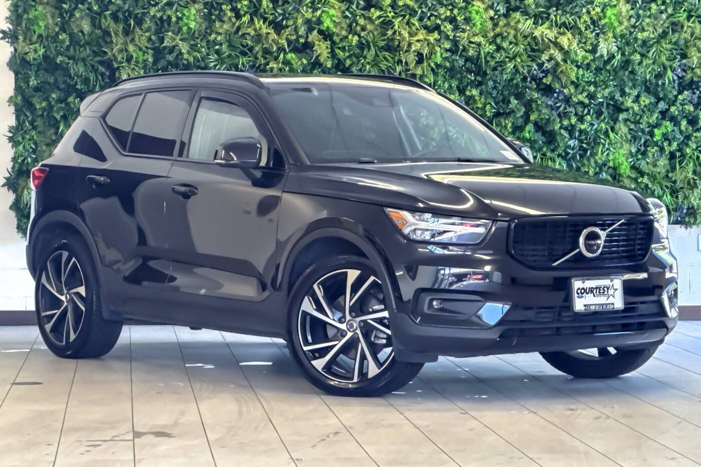 2022 VOLVO XC40