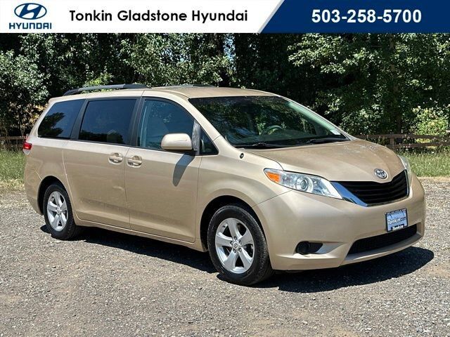 2011 TOYOTA Sienna