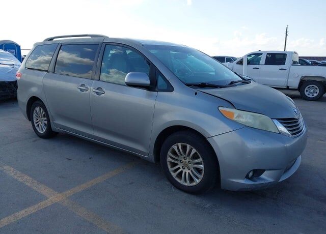 2011 TOYOTA Sienna