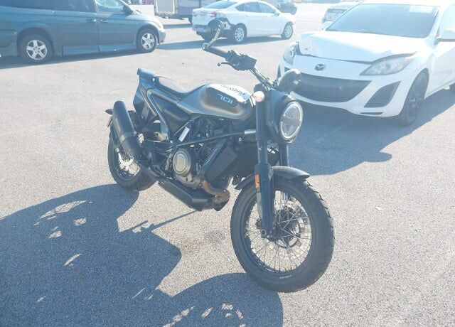2020 HUSQVARNA Svartpilen 701