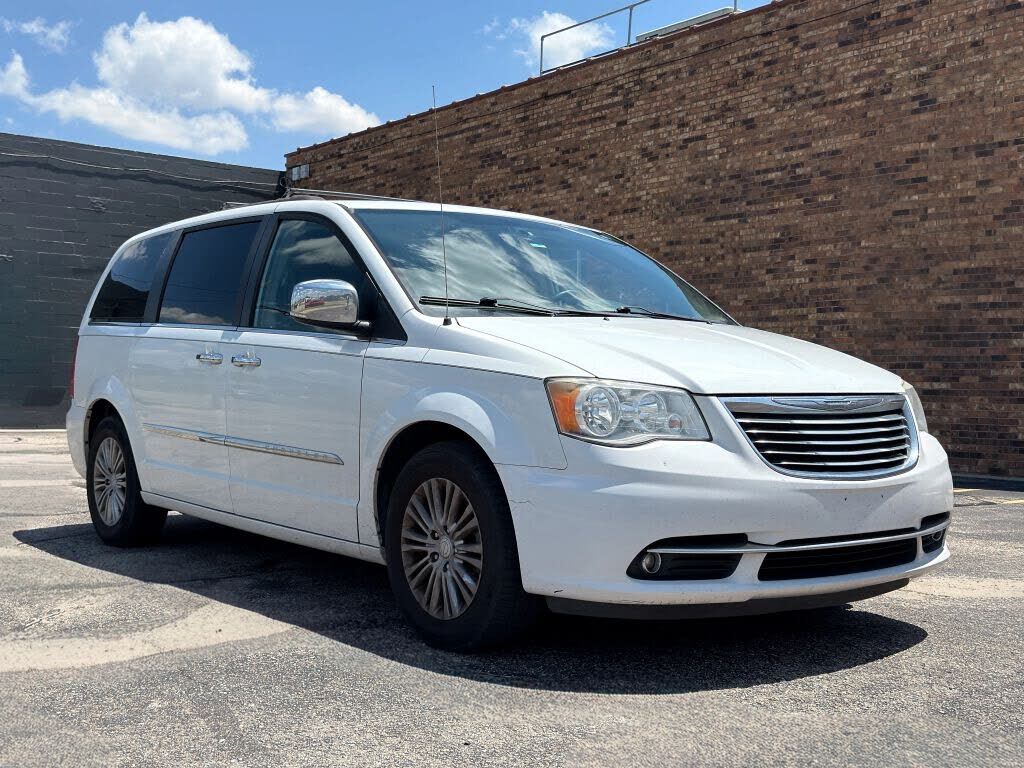 2016 CHRYSLER Town and Country