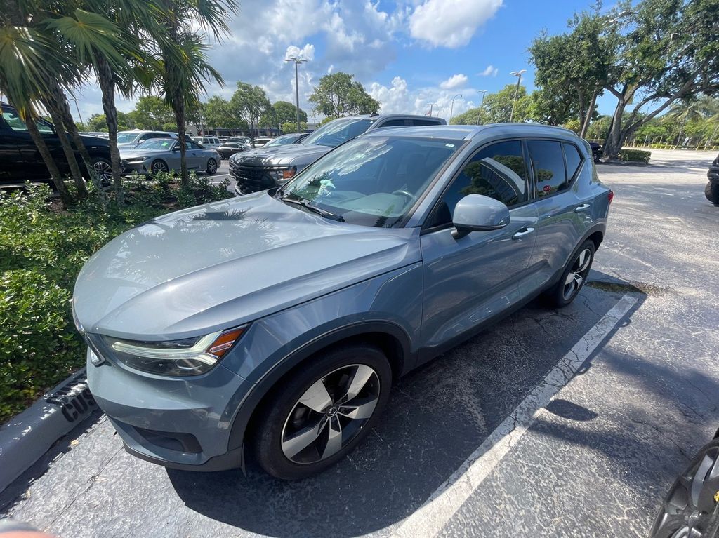 2021 VOLVO XC40