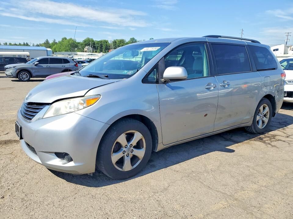 2011 TOYOTA Sienna