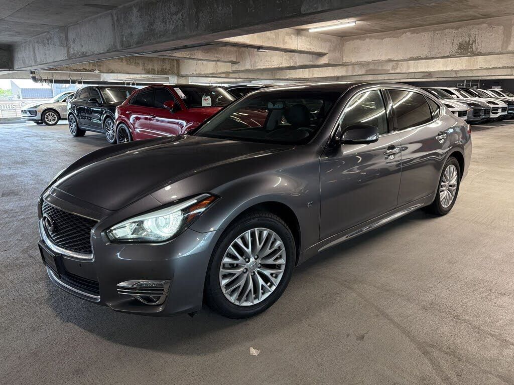 Infiniti Q70L