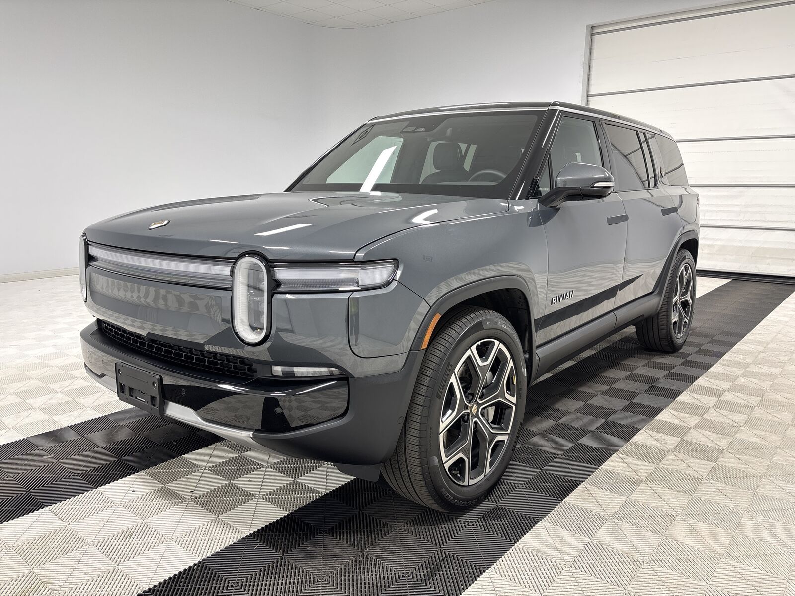2025 RIVIAN R1S
