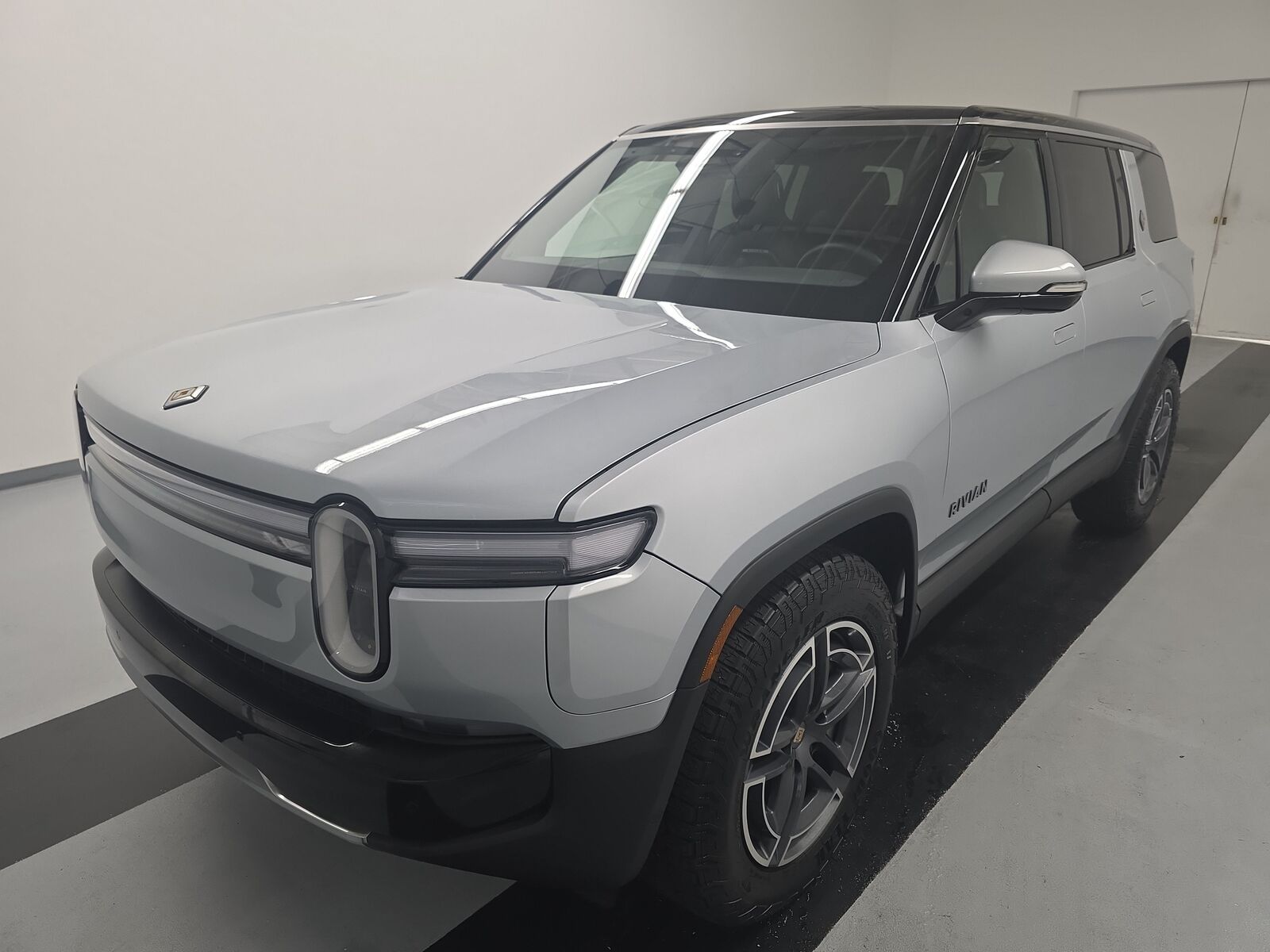 2025 RIVIAN R1S