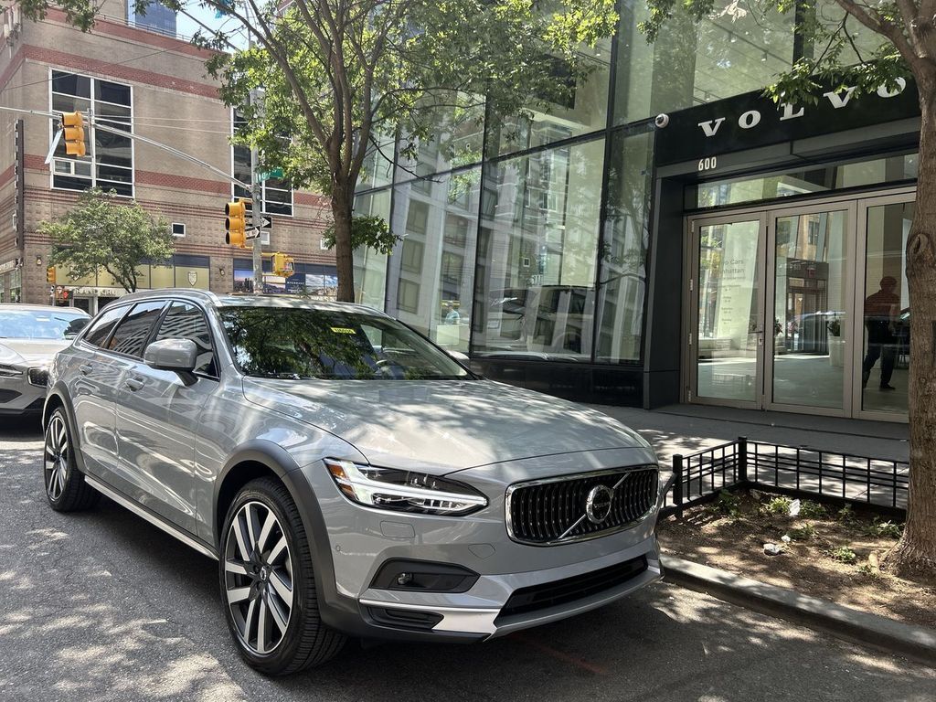 2025 VOLVO V90CC