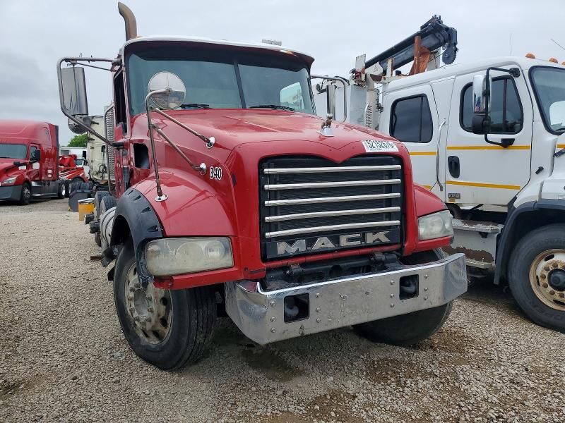 2013 MACK GU