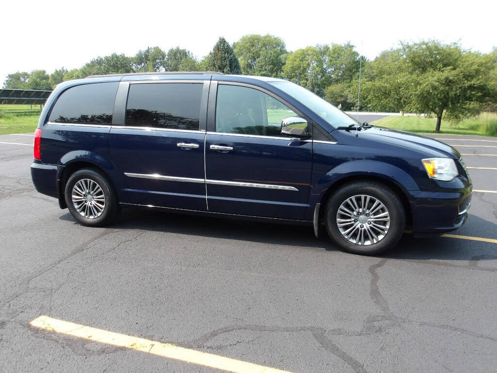 2014 CHRYSLER Town and Country