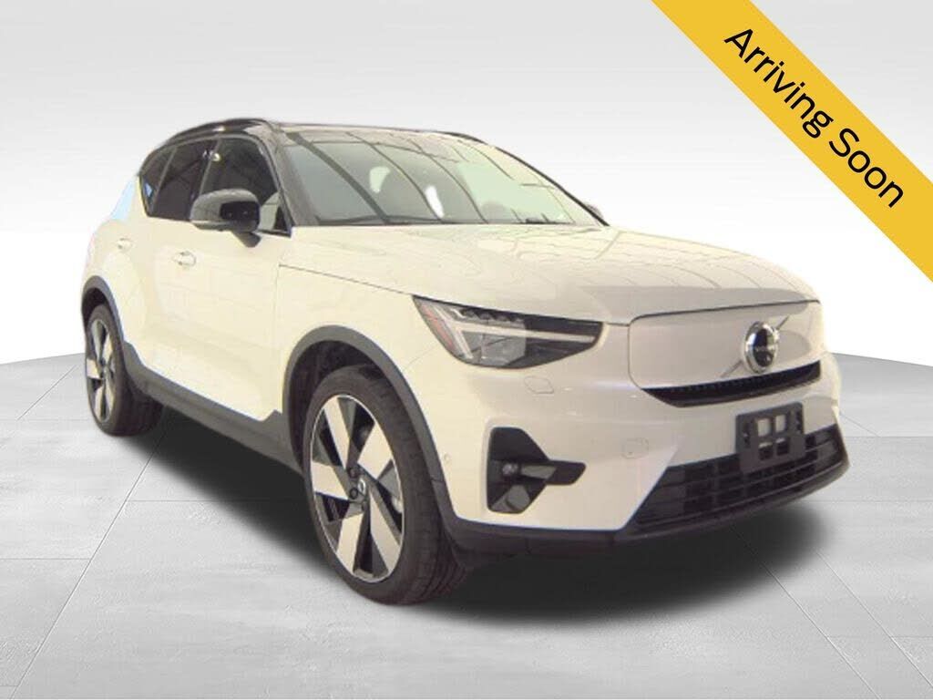 2023 VOLVO XC40