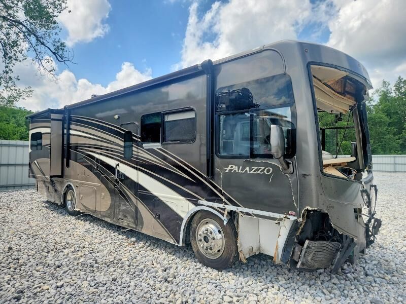 2015 FREIGHTLINER XC-S Straight Rail Rear Engine Motor Home Chassis