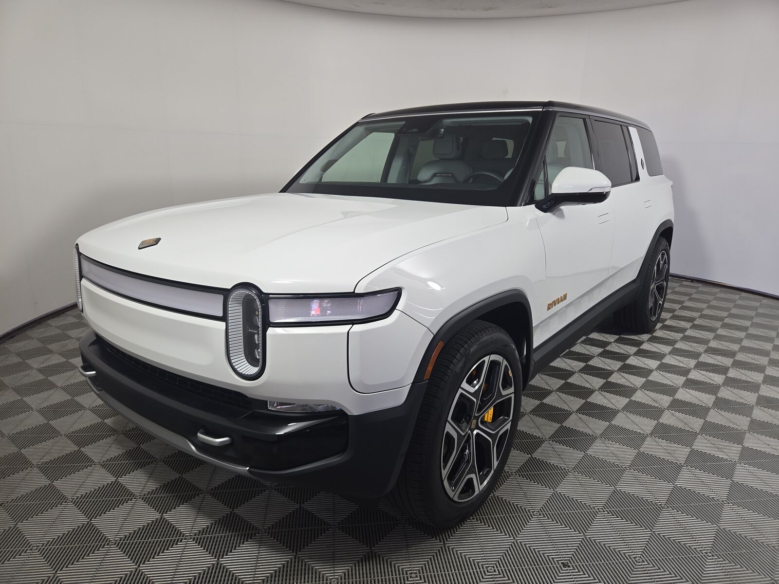 2024 RIVIAN R1S