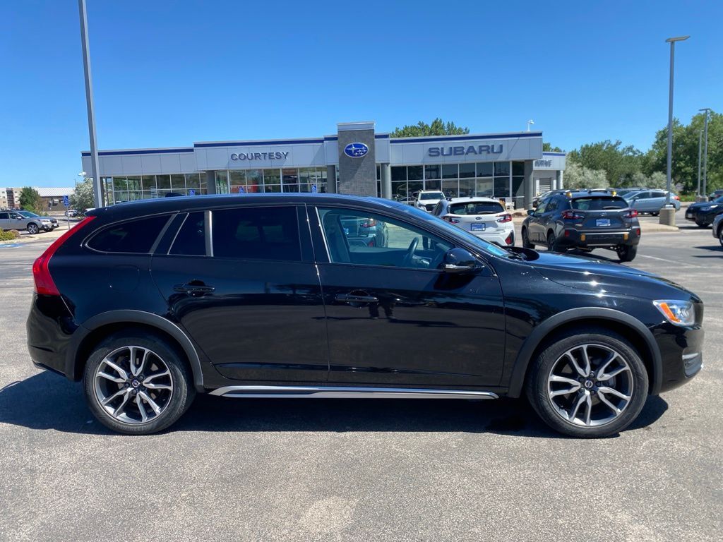 2017 VOLVO V60CC