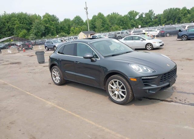 2017 PORSCHE Macan