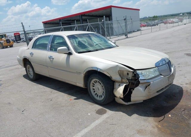 2002 LINCOLN Town Car
