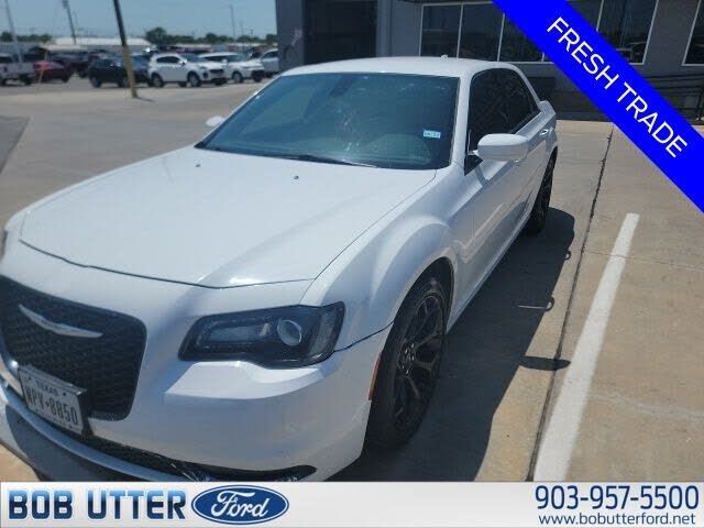 2019 CHRYSLER 300