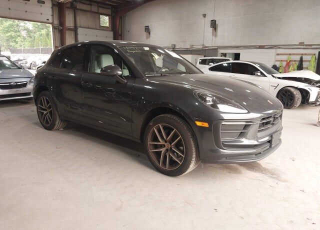 2025 PORSCHE Macan