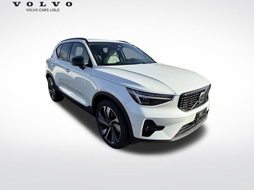 2026 VOLVO XC40