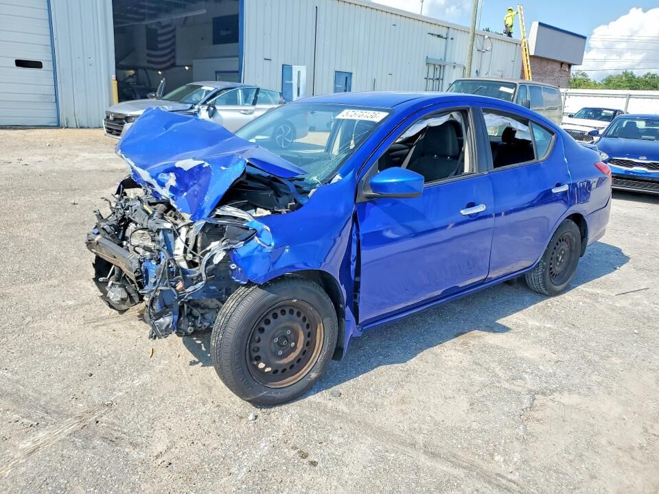 2015 NISSAN Versa
