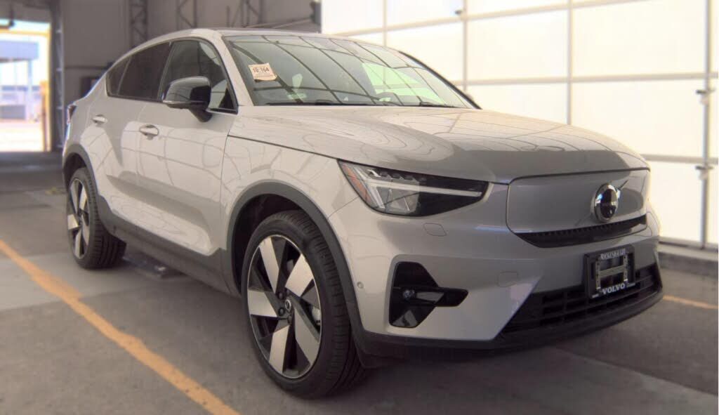 2023 VOLVO C40
