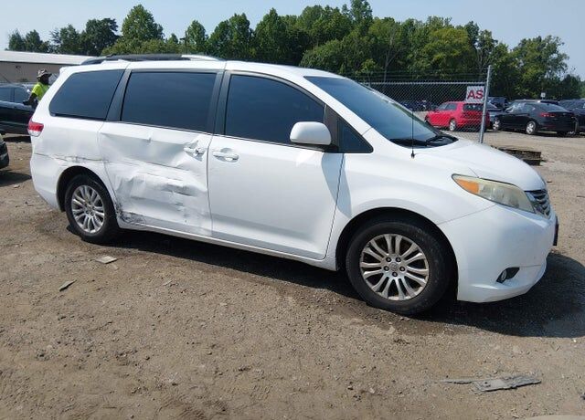 2012 TOYOTA Sienna