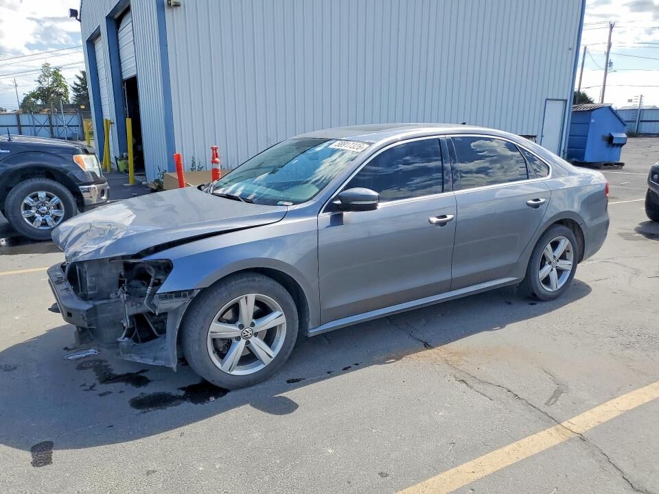 2013 VOLKSWAGEN Passat