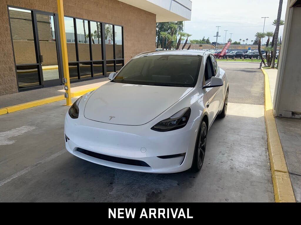 2025 TESLA Model Y