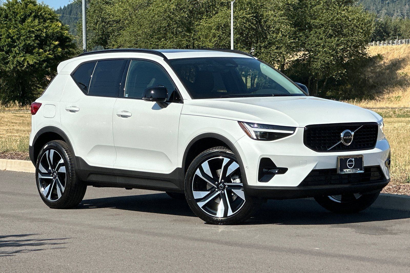 2026 VOLVO XC40