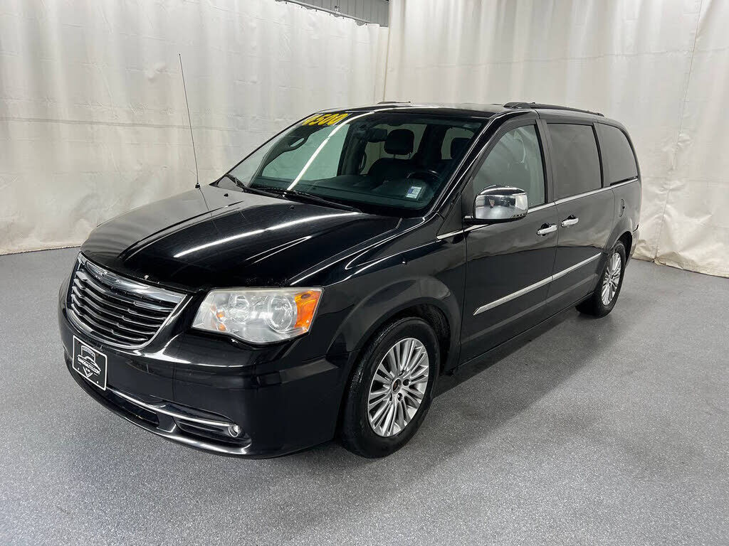 2013 CHRYSLER Town and Country