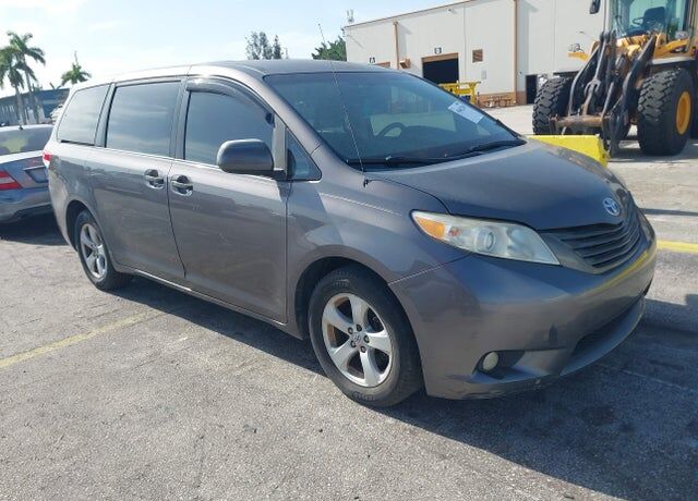 2012 TOYOTA Sienna
