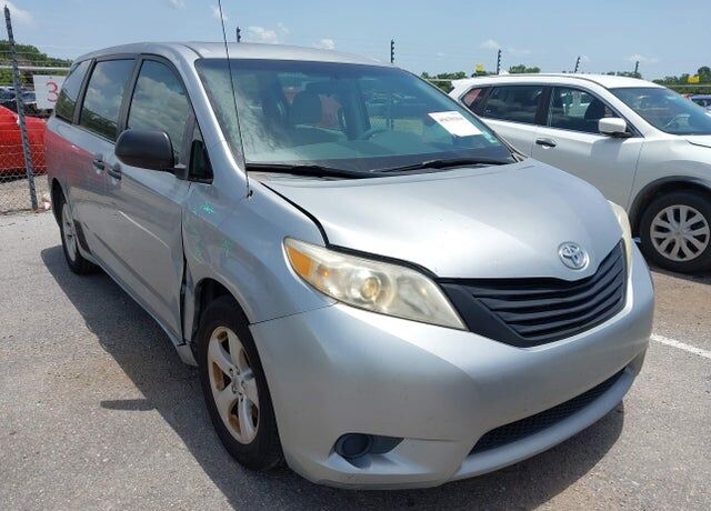 2011 TOYOTA Sienna