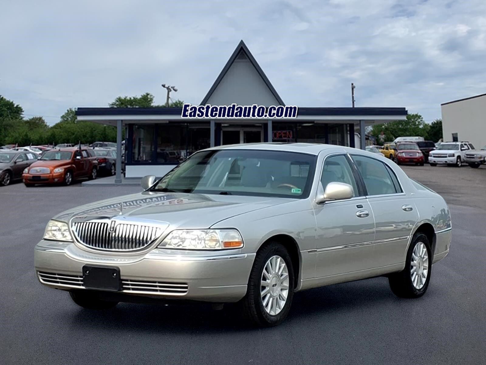 2004 LINCOLN Town Car