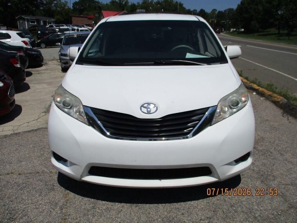 2011 TOYOTA Sienna