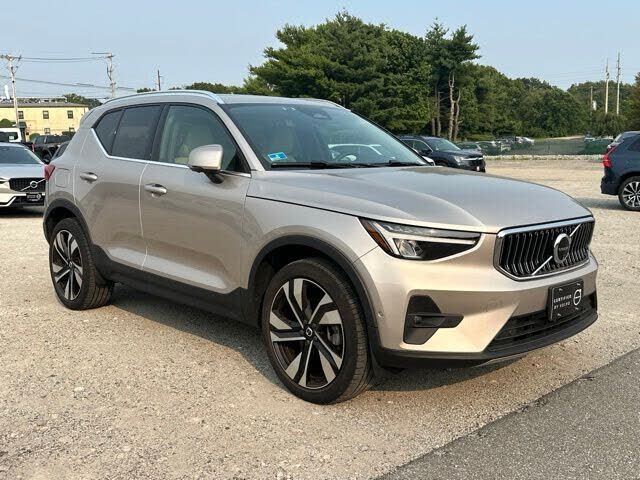 2024 VOLVO XC40