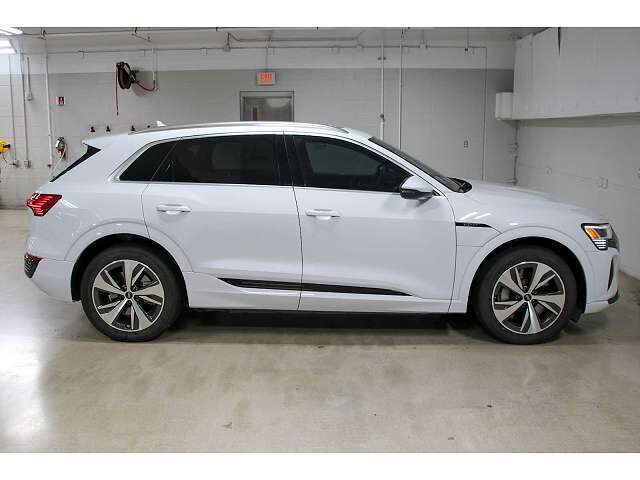 2024 AUDI Q8