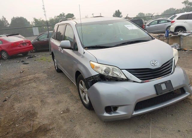 2011 TOYOTA Sienna