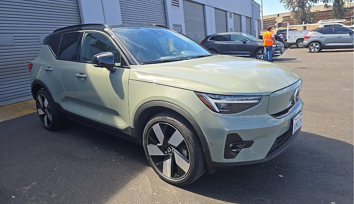 2023 VOLVO XC40