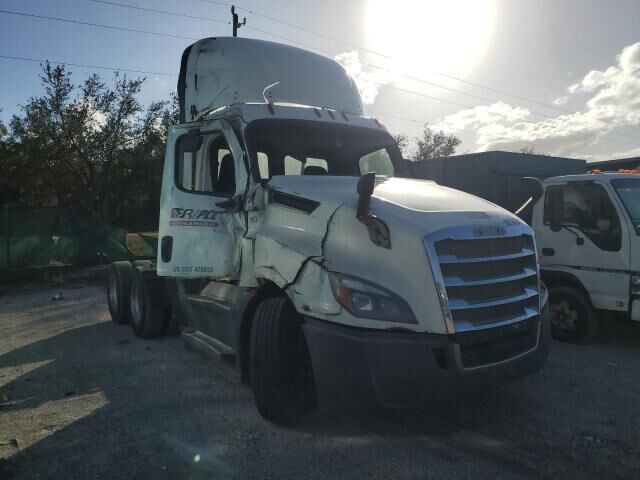 2018 FREIGHTLINER New Cascadia 126" Day cab