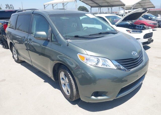 2011 TOYOTA Sienna
