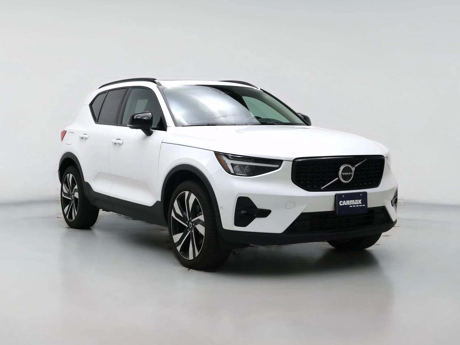 2025 VOLVO XC40