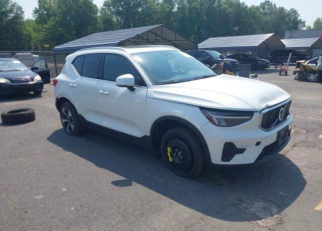 2025 VOLVO XC40