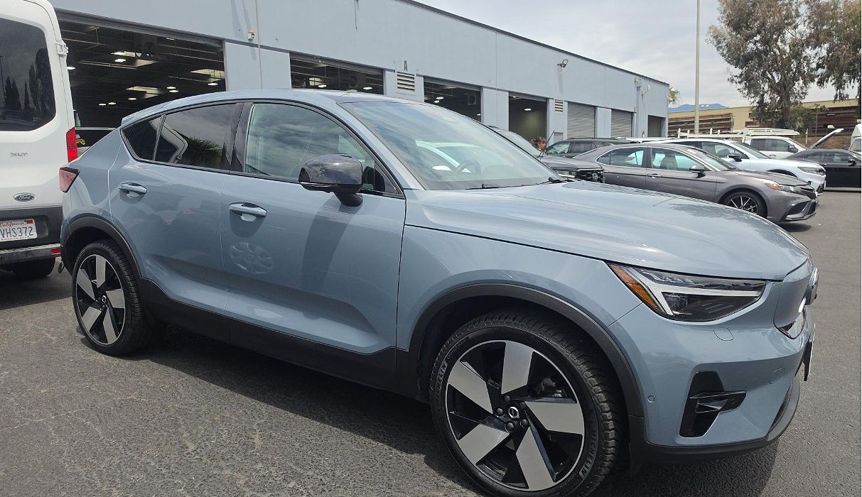 2023 VOLVO C40