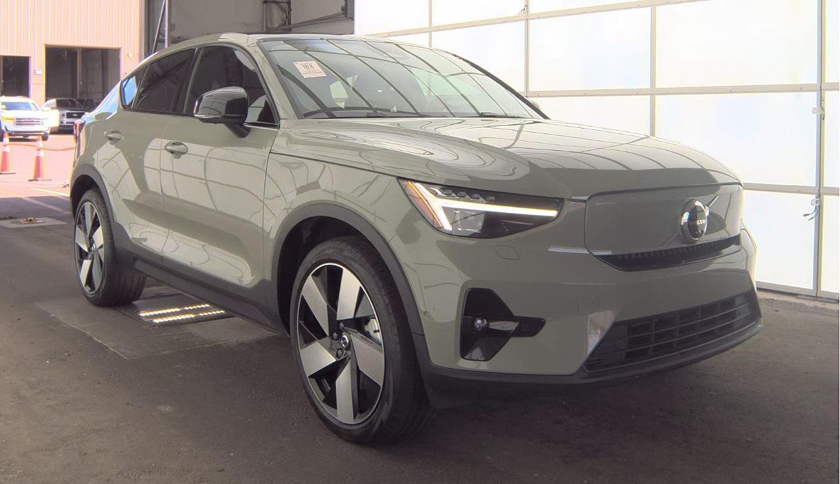 2023 VOLVO C40