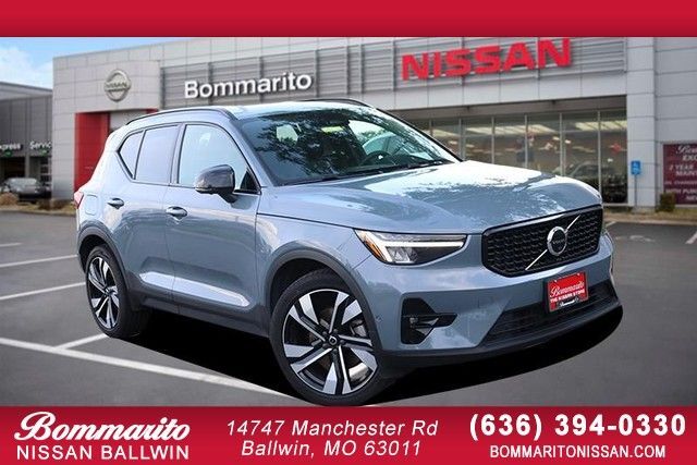 2023 VOLVO XC40